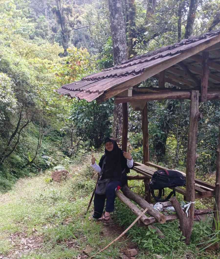 Istirahat lagi di pos 1( Dokumentasi pribadi: Isti Yogiswandani)