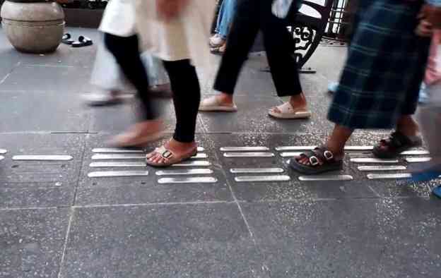 Orang-orang sedang menginjak pola garis guiding block, padahal bukan tuna netra (Dokpri Agustina)