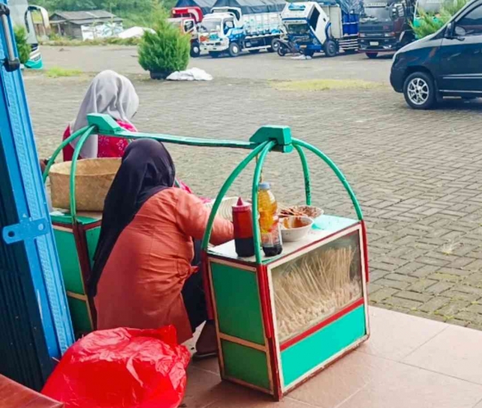 Bu Salam sedang membakar sate(Dokumentasi pribadi: Isti Yogiswandani)