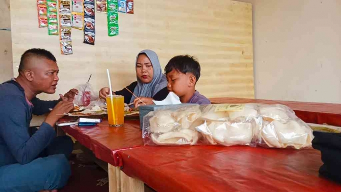 Satu keluarga penggemar sate kelinci Bu Salam Ngerong(Dokumentasi pribadi: Isti Yogiswandani)