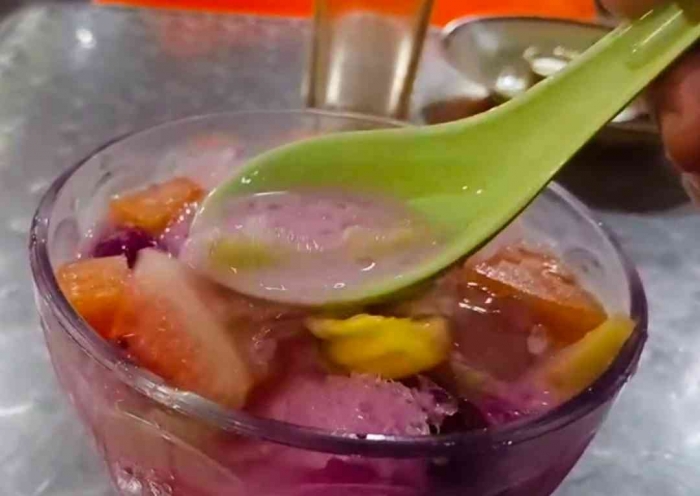 Es sop buah dengan aneka buah segar (Dokumentasi pribadi: Isti Yogiswandani)