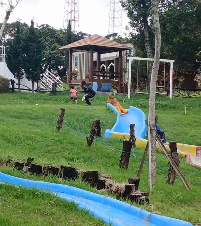 Anak-anak bebas bermain, dan tahu tempat kembali ke tenda(Dokumentasi pribadi: Isti Yogiswandani)