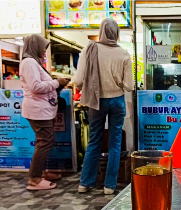 Pembeli dan peminat aneka es di SFC(Dokumentasi pribadi: Isti Yogiswandani)