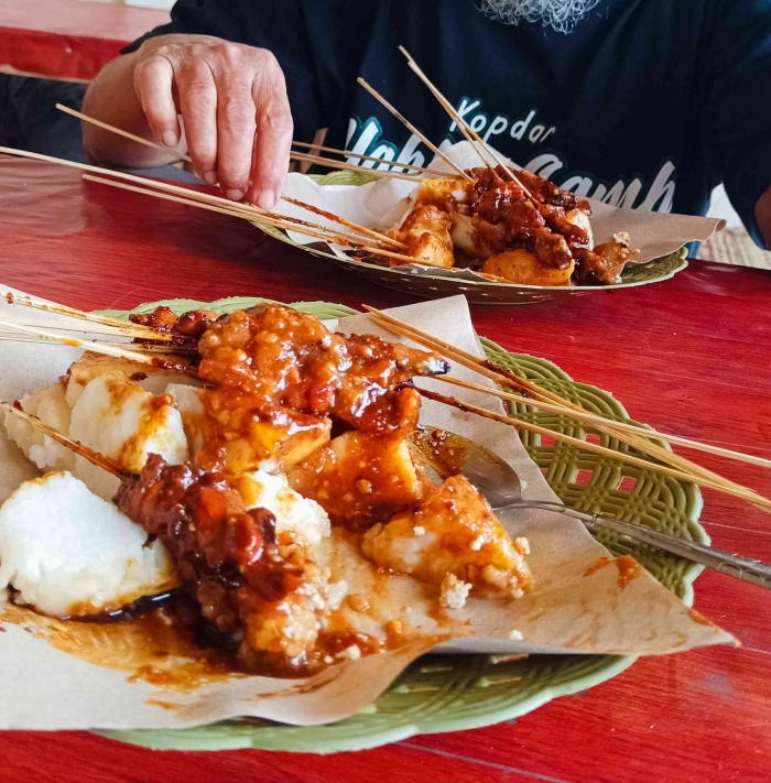 Seporsi sate kelinci plus lontong sudah membuat perut kenyang (Dokumentasi pribadi: Isti Yogiswandani)