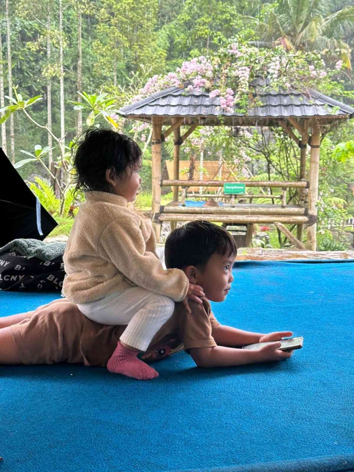 Atisa cucu kakek jay bersama keponakan/dokpri