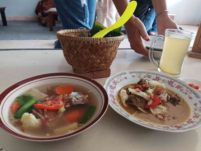 Sop dan tengkleng yang kami pesan ternyata cepat disajikan nggak pakai lama( Dokumentasi pribadi: Isti Yogiswandani)