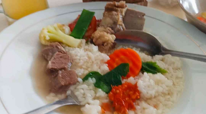 Menikmati sop iga bersama nasi (Dokumentasi pribadi: Isti Yogiswandani)