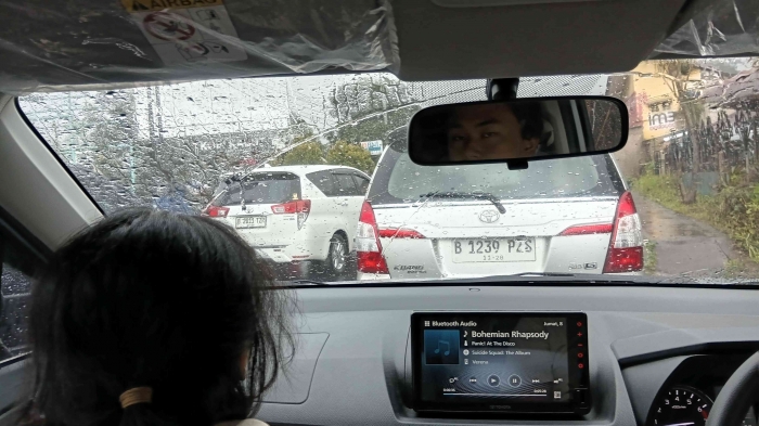 Suasana macet dan hujan. Sumber Dokumentasi Pribadi.
