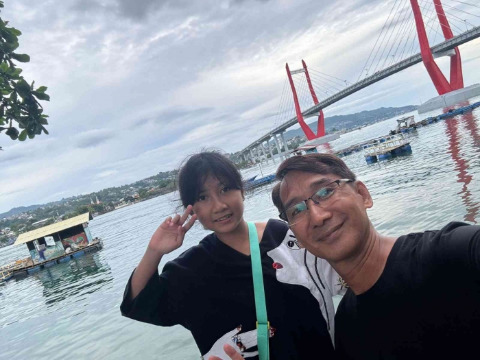 (Cheers with Esther Mary, my daughter) Kebahagiaan tahun baru 2026 dengan anak yang ceria.