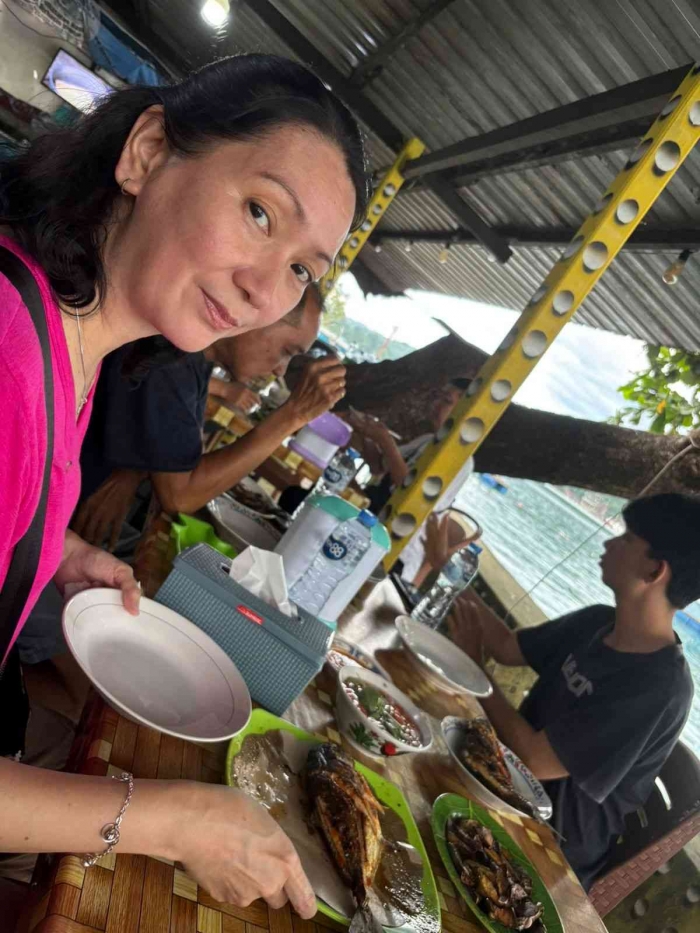 (Sumber dokumen foro pribadi) Adik ke 5 kami, Jenny dari Surabaya saat makan malam di Rumah Tiga sebelum tour di teluk Ambon 2 Jan 2026.