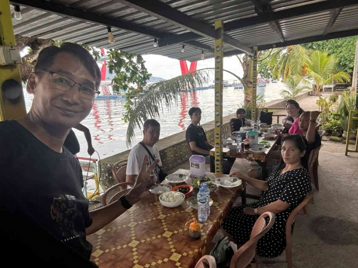 (Selfie keluarga) Makan malam ikan bakar bubara segar di restaurants Pak Ongen di rumah tiga, dekat jembatan JMP, Ambon.