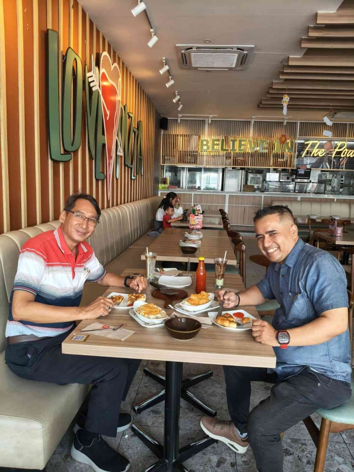 (Selfie foto) Jamuan makan siang dari Laboratorium Elim Advanced Technology (EAT) di Pizza Hut , Wailela, Ambon.