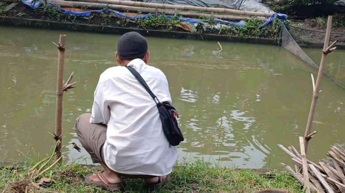 Menunggu Mbah Wandi menyiapkan bibit ikan (Dokumentasi pribadi: Isti Yogiswandani)