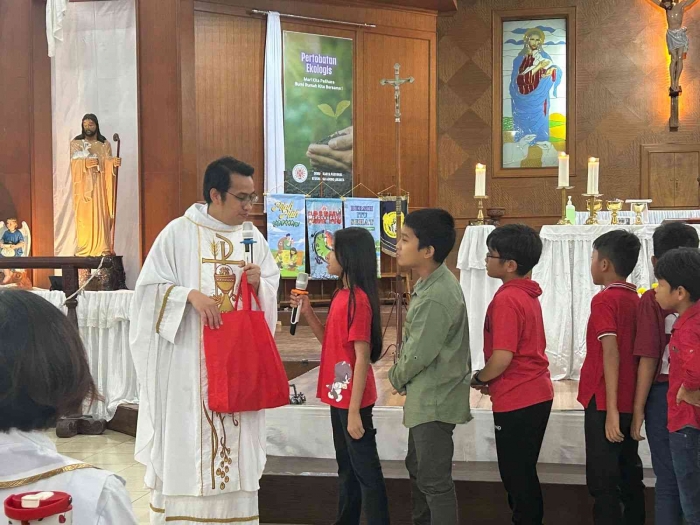 Romo Salto Memberikan Hadiah: bagi siswa yang berhasil menebak tokoh alkitab pada layar. Sumber Dokumentasi Pribadi