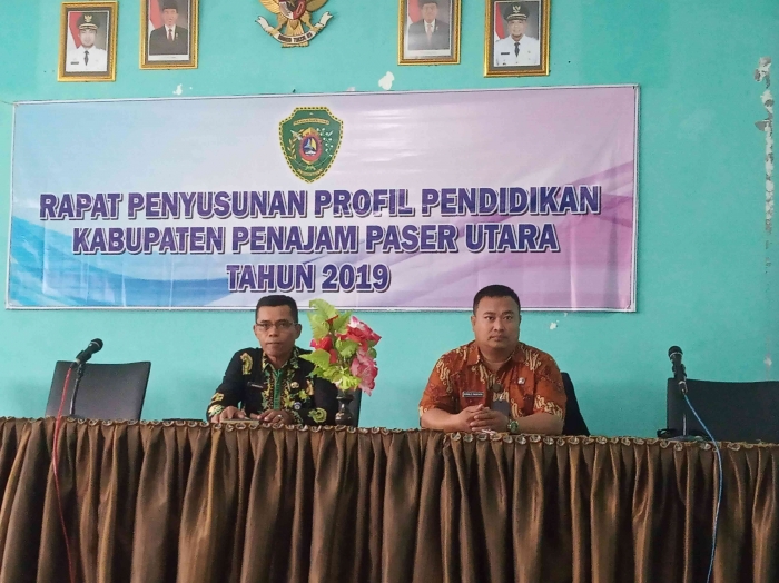 Pak Ronald memakai kemeja coklat (dokpri)