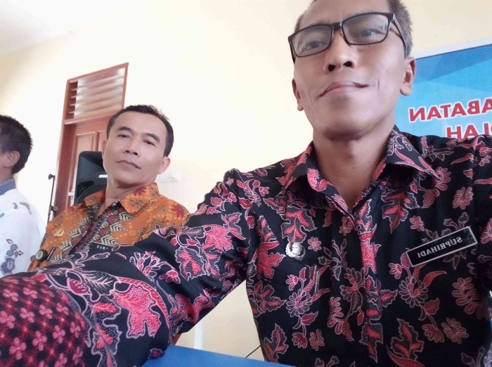 Duduk di samping Pak Daman, Plt. Kadisdikpora (dokpri)