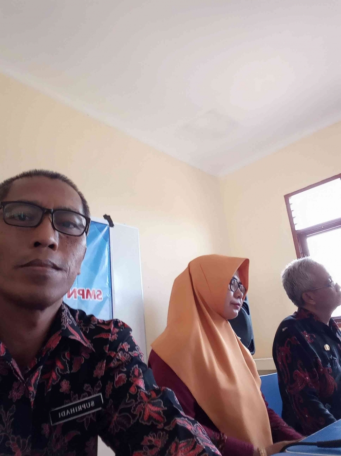 Duduk bersama kepsek lama dan kepsek baru (dokpri)