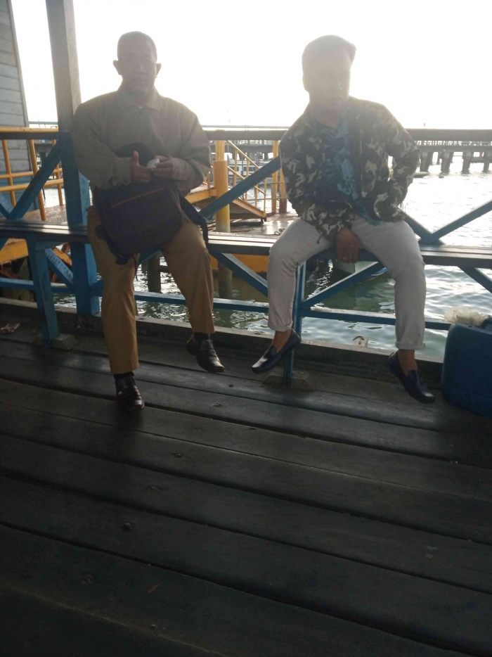 Menunggu speedboat di dermaga Penajam (dokpri)