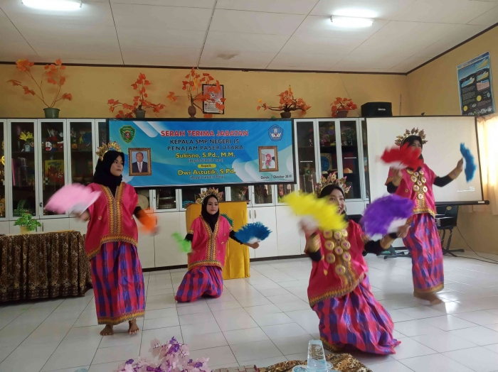 Ada hiburan tari-tarian pada acara sertijab di SMP 15 PPU (dokpri)