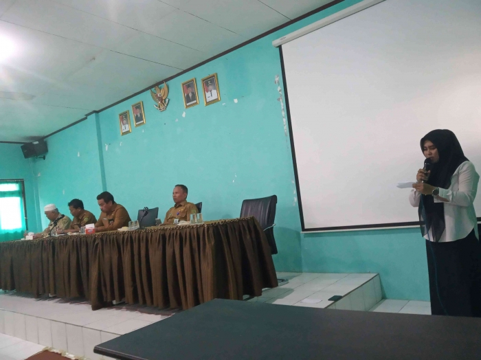 Pembawa acara melaksanakan tugasnya (dokpri)