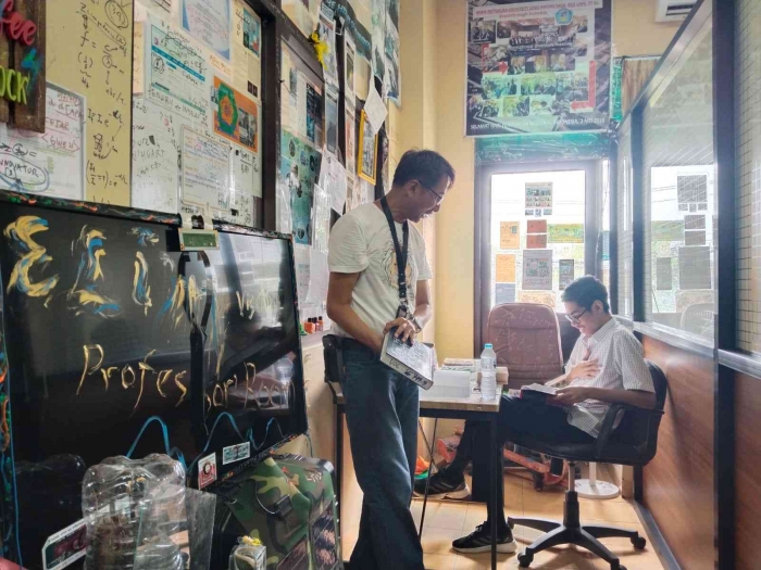 (Sumber lab EAT) Courtesy dari bantuan ayah Evan, Pak Robby Lilihata, seorang apoteker di RS Masohi, pulau Seram di ruang kerja anaknya pada EAT Lab.