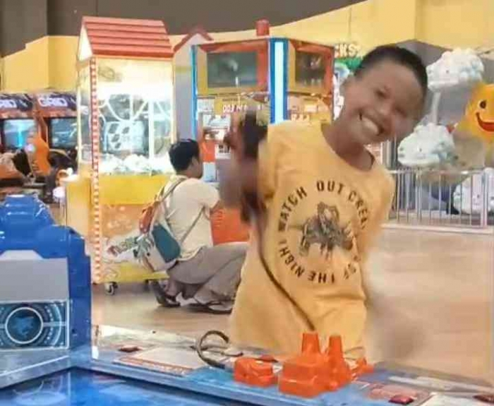 Foto keponakan sedang bermain di sebuah mall. Sumber Dokumentasi Pribadi