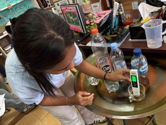 (Sumber EAT Lab) Gloria, salah satu mahasiswa sedang mengukur konduktivitas larutan obet dibandingkan dengan air meneral.