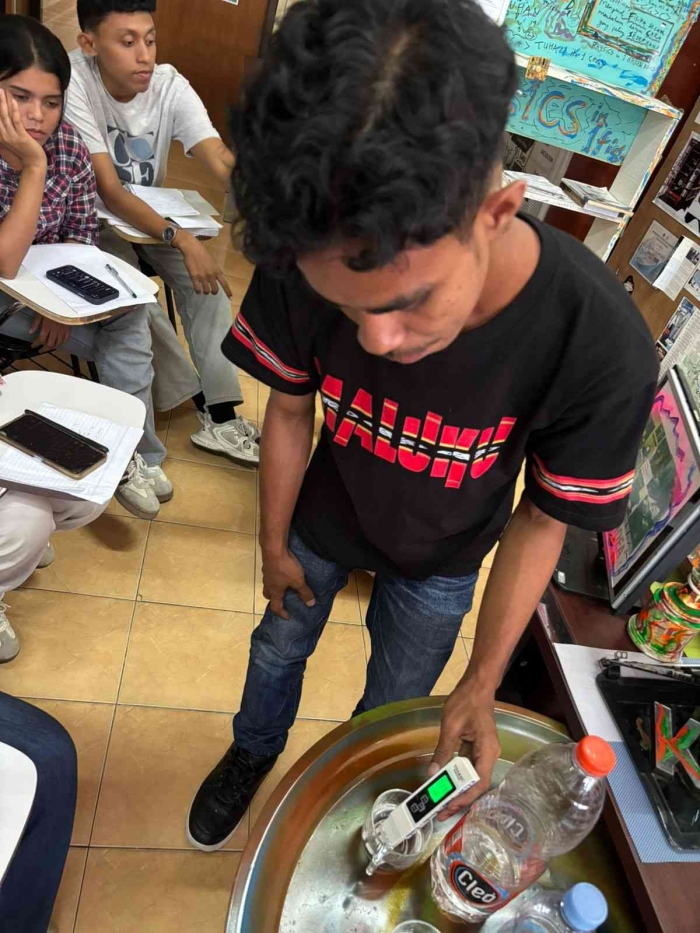 (Sumber EAT LaB) Dominggus, mahasiswa asal pulau ambon sedang mengetest besarnya konduktivitas air meneral produk Cleo.