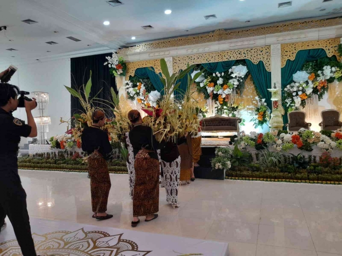 Kedua mempelai dibawa naik ke panggung untuk prosesi berikutnya (dokpri)