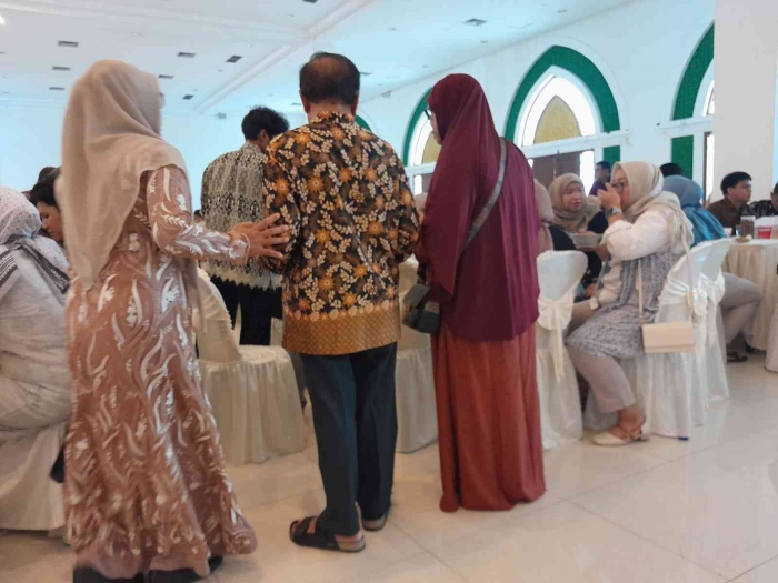 Pak Marjani dan istri sedasng dicarikan tempat oleh Maryumi (dokpri)