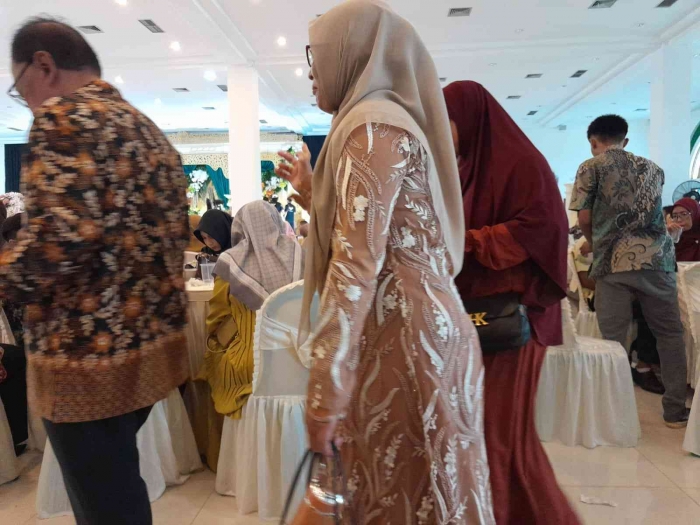 Maryumi mengarahkan Pak Marjani dan istrinya ke tempat duduk (dokpri)