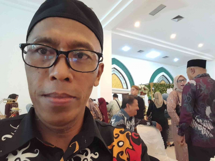 Berswafoto dengan latar tamu undangan dan pihak keluarga pengantin (dokpri)