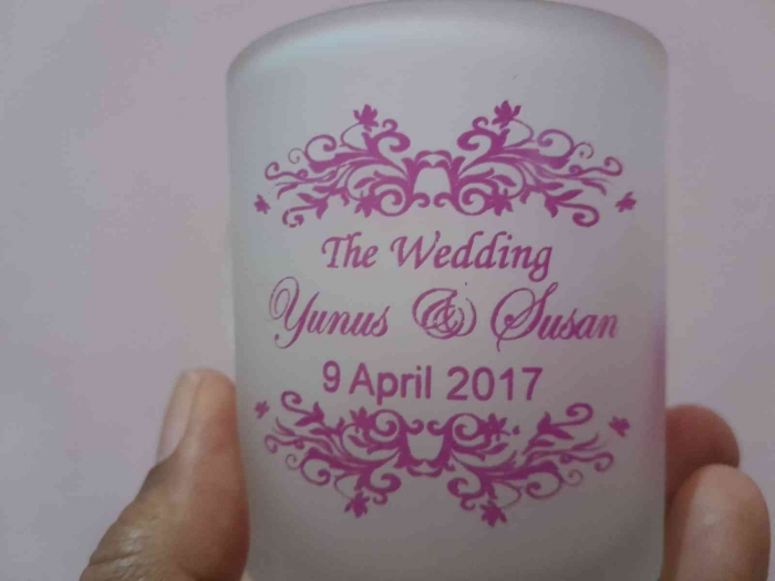Suvenir pernikahan Yunus dan Susan berupa gelas minum (dokpri)