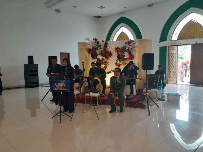 Grup musik hiburan resepsi pernikahan Risya dan Priyo (dokpri)