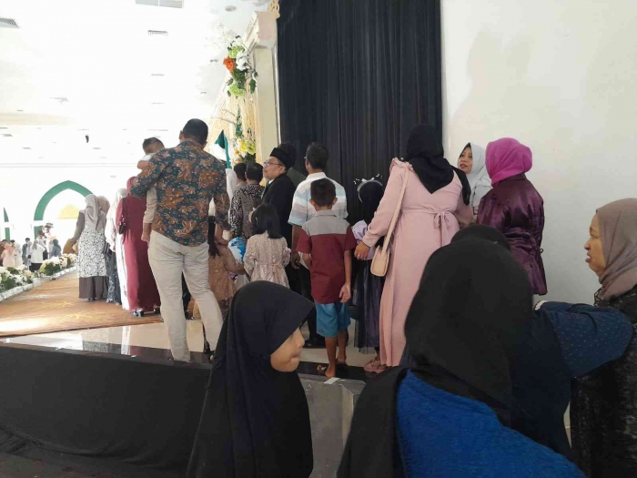 Antrean semakin dekat dengan kedua mempelai (dokpri)