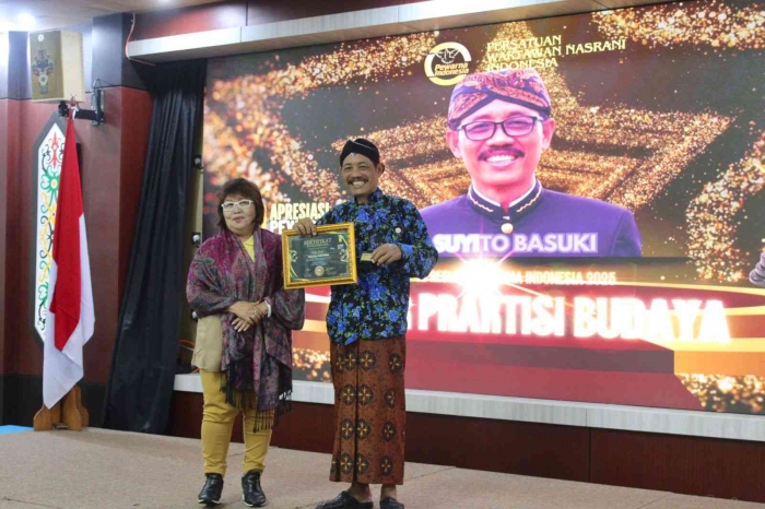 Saat menerima penghargaan (Foto: Yahya K)