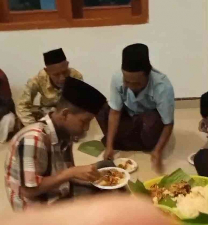 Warga RT 11 melakukan tradisi Rajaban secara sederhana di Musala RT 11 (Dokumentasi RT11: Bu Atik)