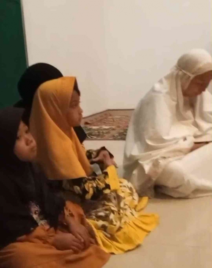 Warga RT 11 melakukan tradisi Rajaban secara sederhana di Musala RT 11 (Dokumentasi RT11: Bu Atik)