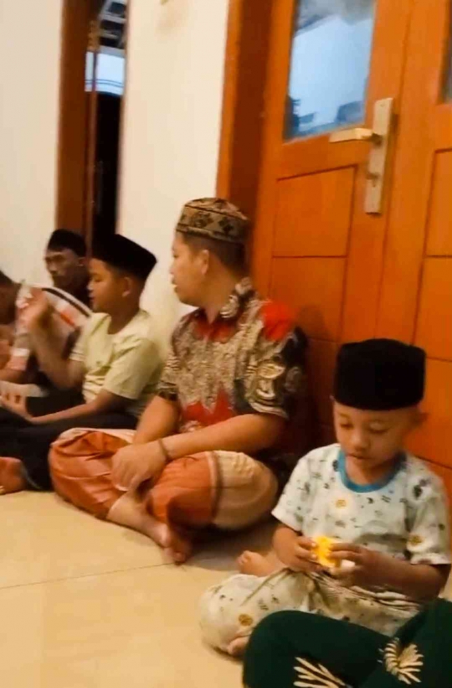 Warga RT 11 melakukan tradisi Rajaban secara sederhana di Musala RT 11 (Dokumentasi RT11: Bu Atik)