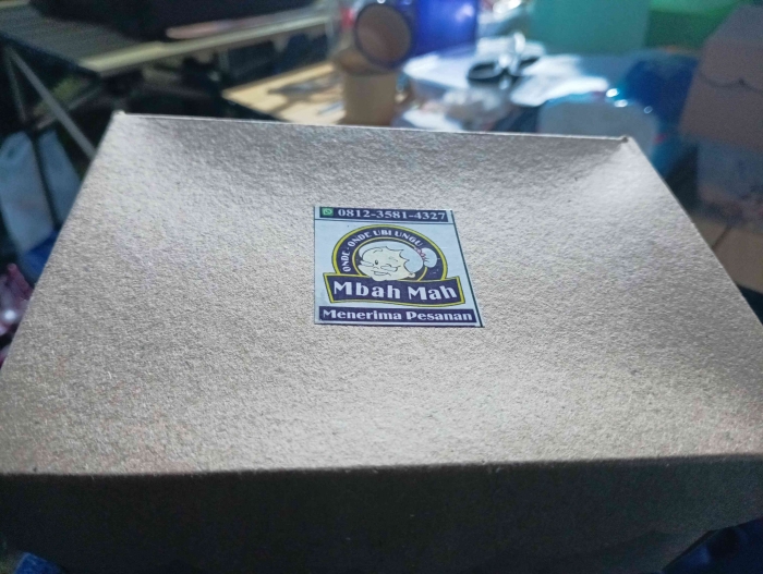 Saat berkunjung Tante Bob memberi oleh -oleh. Duh, terimakasih ya Nte, oleh-oleh nya.(Dokumentasi pribadi: Isti Yogiswandani)