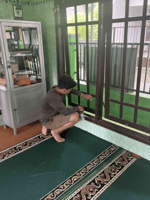 Membersihkan Kaca Bagian Dalam Masjid