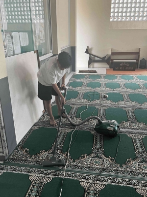 Membersihkan Debu-Debu di Karpet