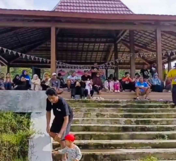 Disaksikan ribuan penonton dari tribun pendopo, hehehe. (Dokumentasi pribadi: Isti Yogiswandani)