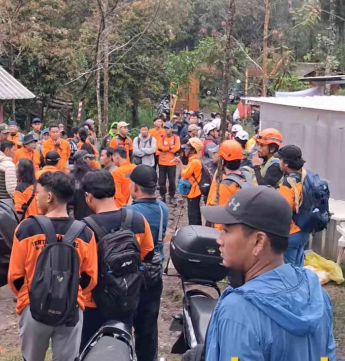 Para relawan berkumpul di basecamp untuk evaluasi dan istirahat karena haribini cuaca memburuk(sumber FB Ian Terranuka)