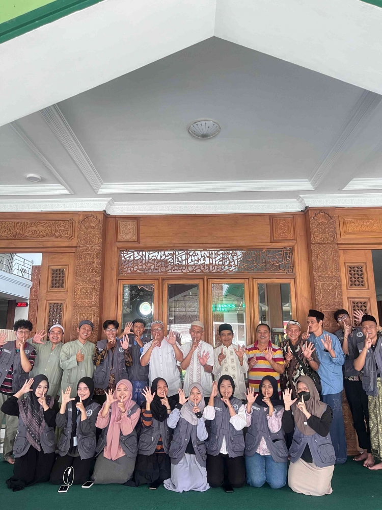 Dokumentasi KKM UIN Malang Kelompok 15 bersama Pengurus Masjid Miftahul Jannah, 2026.