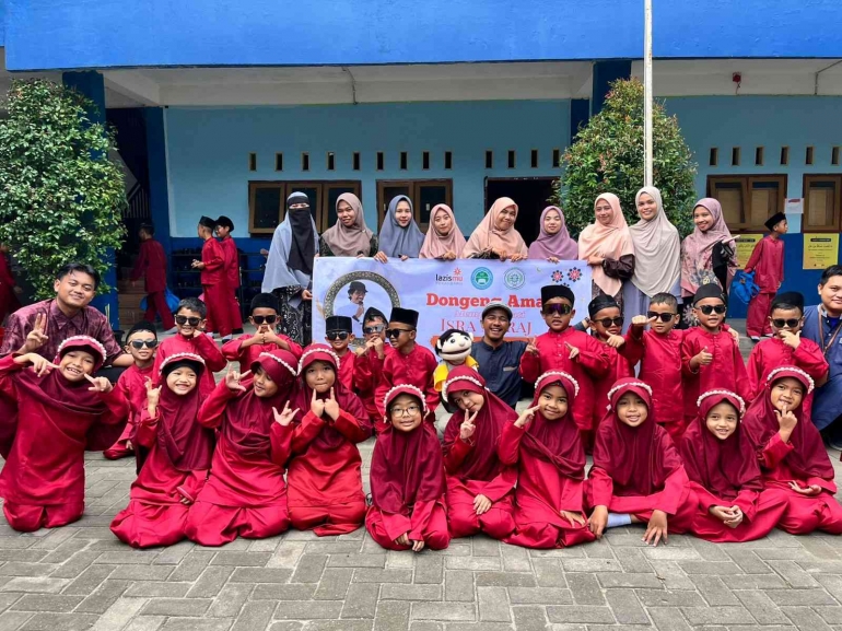 Dokumentasi bersama mahasiswa plp pgmi umri dengan pihak sekolah, pendongeng dan pihak lazizmu pekanbaru