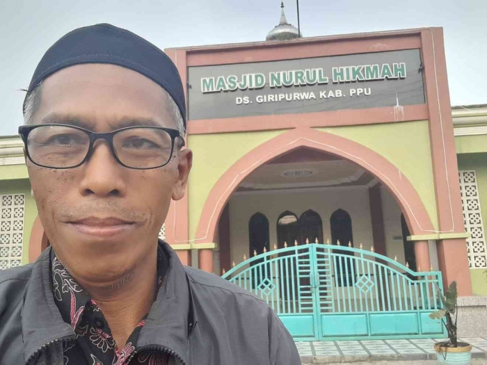 Berswafoto di depan masjid Nurul Hikmah Desa Giripurwa (dokpri)