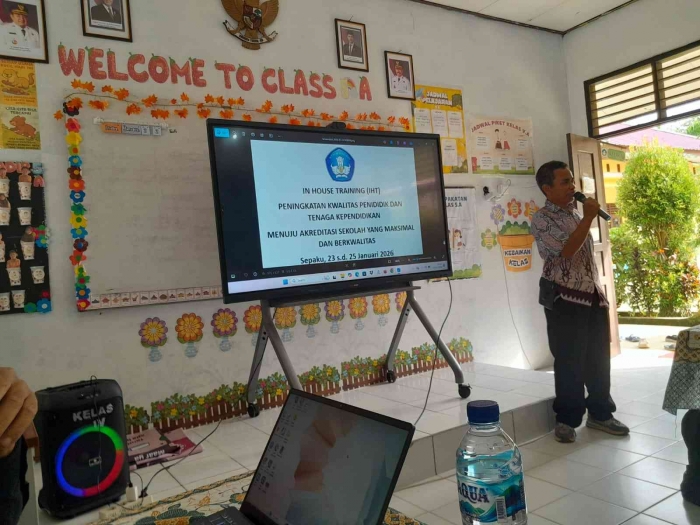 Kepala SD 014 Sepaku memberikan sambutan sebelum IHT dimulai (dokpri)