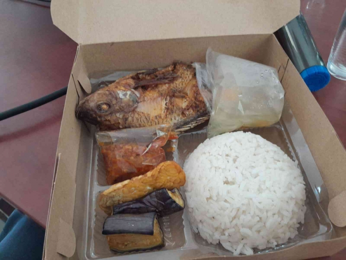 Makan dengan lauk ikan nila goreng (dokpri)