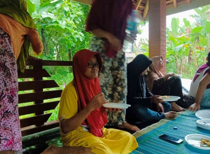 Bancakan: Implementasi Sedekah dalam Masyarakat Jawa(Dokumentasi pribadi: Isti Yogiswandani)